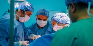 Doctor abandons patient to have sex with nurse