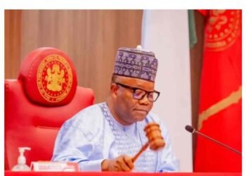 “If He’s Qualified, Let Him Vacate the Seat” – Oshiomhole Blasts Akpabio 